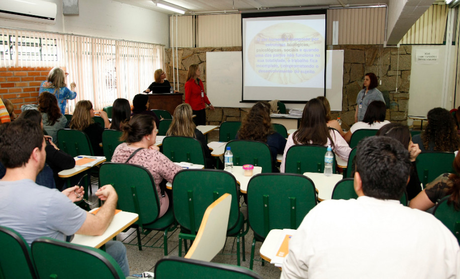 Profissionais da educação que atuam em salas de recursos multifuncionais participam de evento sobre avaliação psicoeducacional.. 22-10-13.