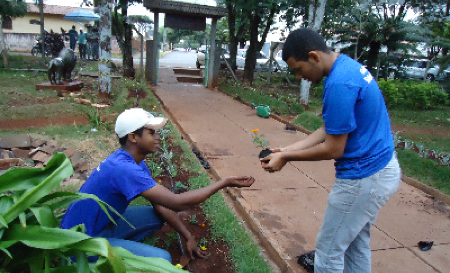 Exposição de colégio agrícola estadual reúne trabalhos desenvolvidos pelos alunos durante os cursos técnicos e aproxima escola e comunidade.