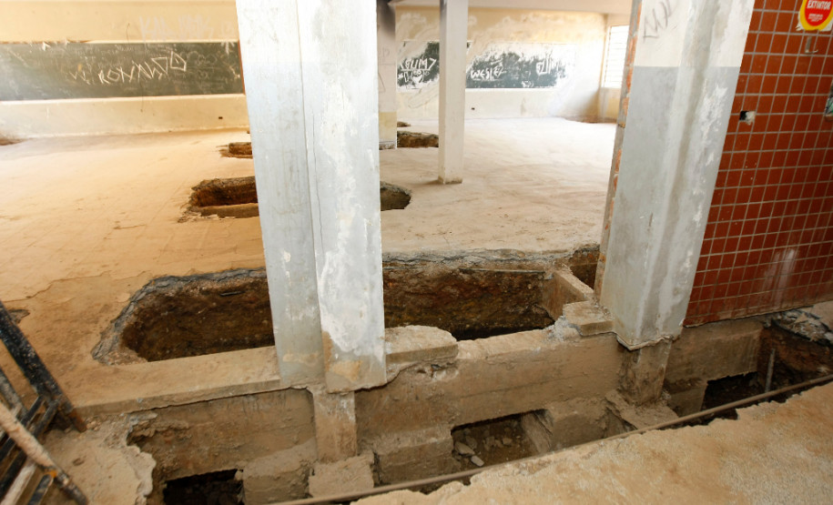 As fundações da construção também são reforçadas com a colocação de estacas de mais de 17 metros de profundidade, que vão chegar até a rocha sob a escola para garantir a sustentação do prédio. 23-10-13.