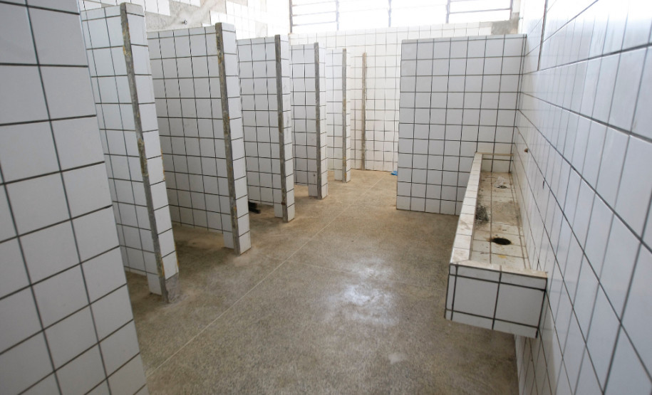 Toda a estrutura do prédio será reformada, com novas redes elétrica e hidráulica, vitrais, piso, portas, telhado e azulejos. Também será construída uma quadra poliesportiva coberta. O investimento na obra é de cerca de R$ 1,8 milhão. 23-10-13.