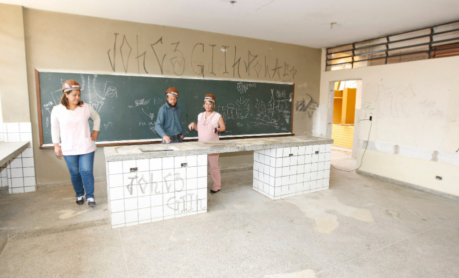 Colégio Ambrósio Bini, em Almirante Tamandaré, que recebe reformas estruturais, Vice-diretora Valdirene Moreira, a diretora Ivana Maria Barbosa e o professor Anderson Luiz Ferreira da Silva. 23-10-13.