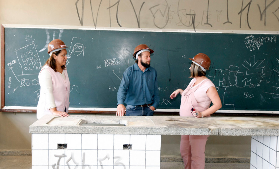 Colégio Ambrósio Bini, em Almirante Tamandaré, que recebe reformas estruturais, Vice-diretora Valdirene Moreira, a diretora Ivana Maria Barbosa e o professor Anderson Luiz Ferreira da Silva. 23-10-13.