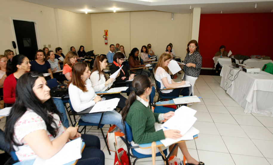 Palestra sobre capacitação para a Olimpíada de Língua Portuguesa – Escrevendo o futuro, no Hotel Centro Europeu. 25-10-13.