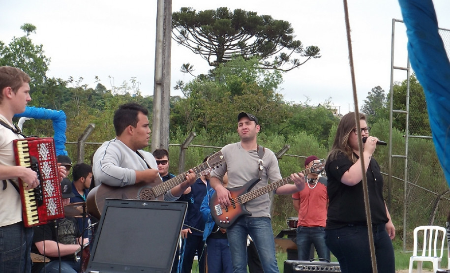 O grêmio estudantil do colégio, o F5 Atualizado, também ajudou na organização do evento. Ele trouxe para o colégio alunos de outras escolas da região para participarem da semana cultural. No encerramento da semana cultural o grêmio ainda convidou uma banda para se apresentar na escola e abriu espaço para manifestações artísticas e culturais dos alunos.