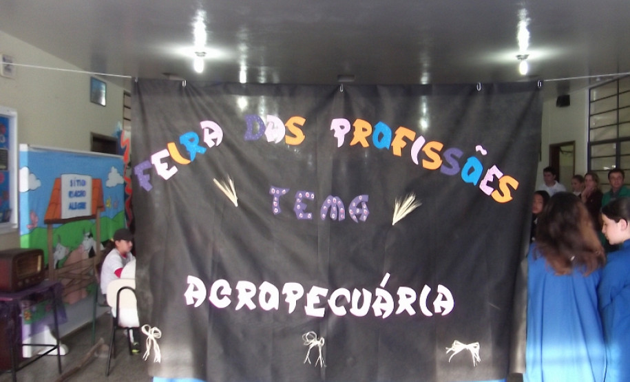 A semana cultural do Colégio Estadual Amadeu Mario Margraf, em Palmeira, finalizada nessa sexta-feira (25), desenvolveu uma série de atividades para promover uma maior interação entre a escola e a comunidade. Um dos maiores sucessos da semana foi a apresentação de uma feira de profissões dirigida aos estudantes dos ensinos fundamental e médio. “Através de parceria com vários profissionais, contemplamos todas as profissões e separamos por categorias.