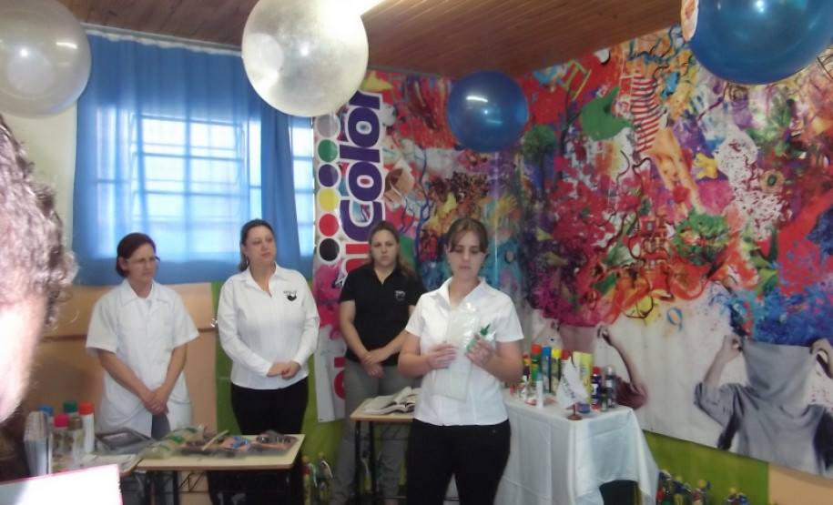 A semana cultural do Colégio Estadual Amadeu Mario Margraf, em Palmeira, finalizada nessa sexta-feira (25), desenvolveu uma série de atividades para promover uma maior interação entre a escola e a comunidade. Um dos maiores sucessos da semana foi a apresentação de uma feira de profissões dirigida aos estudantes dos ensinos fundamental e médio. “Através de parceria com vários profissionais, contemplamos todas as profissões e separamos por categorias.