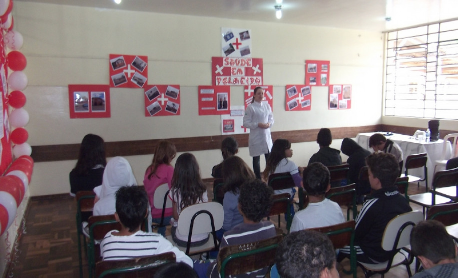 A semana cultural do Colégio Estadual Amadeu Mario Margraf, em Palmeira, finalizada nessa sexta-feira (25), desenvolveu uma série de atividades para promover uma maior interação entre a escola e a comunidade. Um dos maiores sucessos da semana foi a apresentação de uma feira de profissões dirigida aos estudantes dos ensinos fundamental e médio. “Através de parceria com vários profissionais, contemplamos todas as profissões e separamos por categorias.
