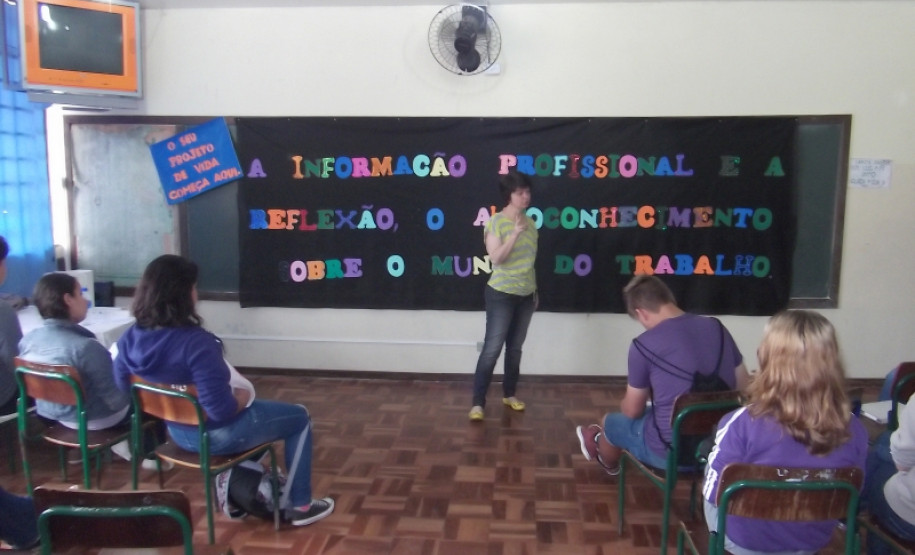 A semana cultural do Colégio Estadual Amadeu Mario Margraf, em Palmeira, finalizada nessa sexta-feira (25), desenvolveu uma série de atividades para promover uma maior interação entre a escola e a comunidade. Um dos maiores sucessos da semana foi a apresentação de uma feira de profissões dirigida aos estudantes dos ensinos fundamental e médio. “Através de parceria com vários profissionais, contemplamos todas as profissões e separamos por categorias.