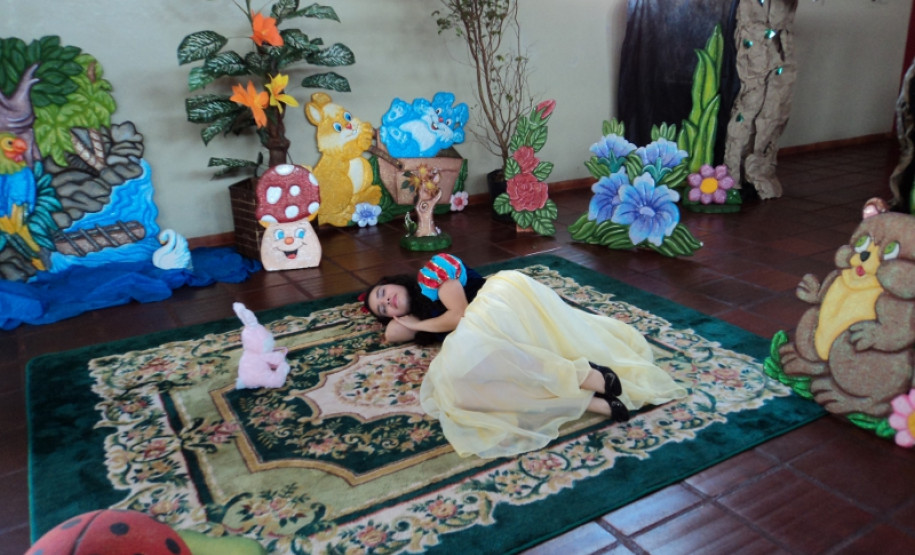 Colégio comemora semana da criança com peças de teatro