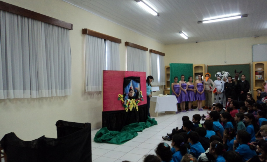 Colégio comemora semana da criança com peças de teatro