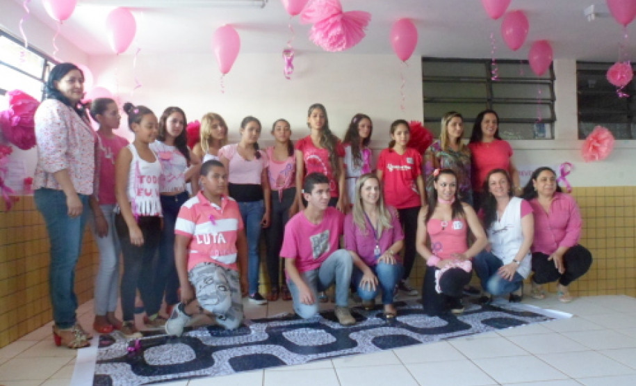 Os alunos do Colégio Estadual Bairro XIV de Novembro, em Cascavel, aderiram à campanha do movimento Cascavel Rosa. Na sexta-feira (25), estudantes do ensino médio desfilaram com camisetas que eles mesmos customizaram para lembrar sobre a importância da prevenção do câncer de mama.