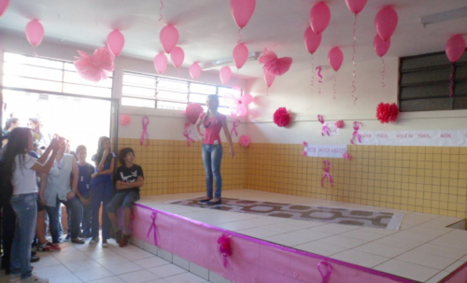 Os alunos do Colégio Estadual Bairro XIV de Novembro, em Cascavel, aderiram à campanha do movimento Cascavel Rosa. Na sexta-feira (25), estudantes do ensino médio desfilaram com camisetas que eles mesmos customizaram para lembrar sobre a importância da prevenção do câncer de mama.