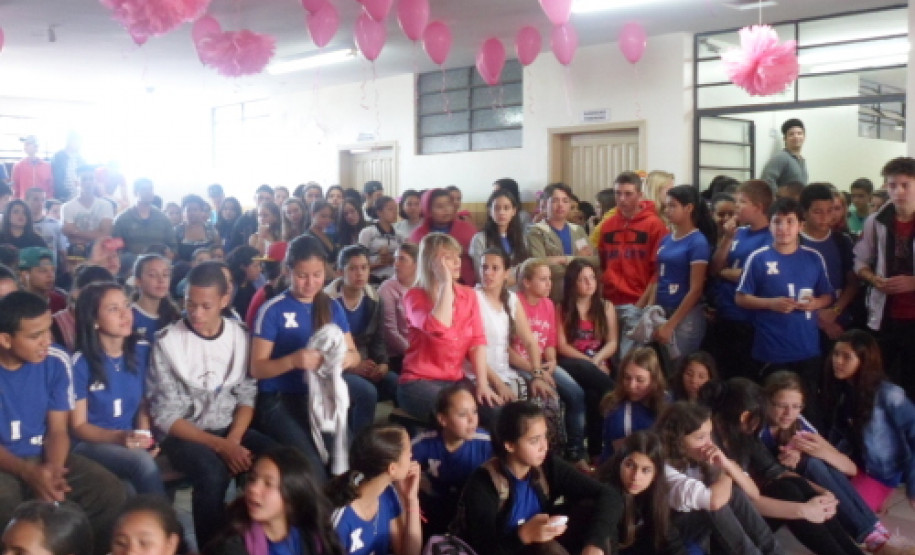 Os alunos do Colégio Estadual Bairro XIV de Novembro, em Cascavel, aderiram à campanha do movimento Cascavel Rosa. Na sexta-feira (25), estudantes do ensino médio desfilaram com camisetas que eles mesmos customizaram para lembrar sobre a importância da prevenção do câncer de mama.