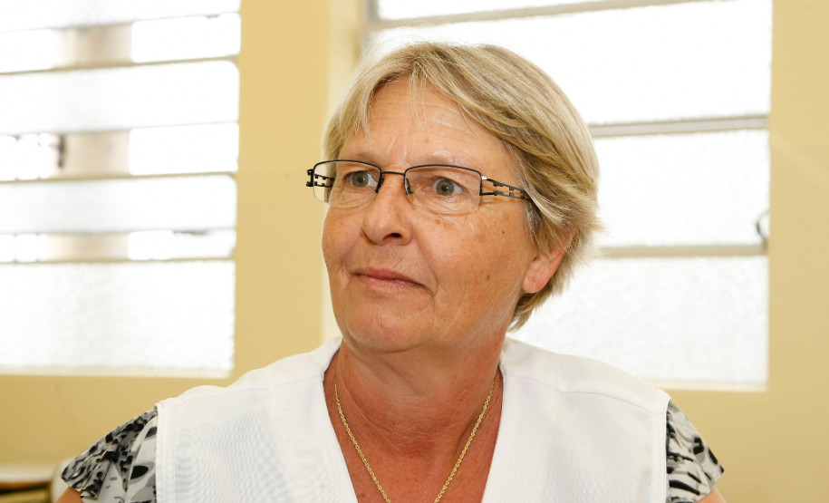 Reforma no Colégio Estadual Professor Julio Szymasnky em Araucária, na foto a merendeira Rita C. Sekne. 24-10-13.