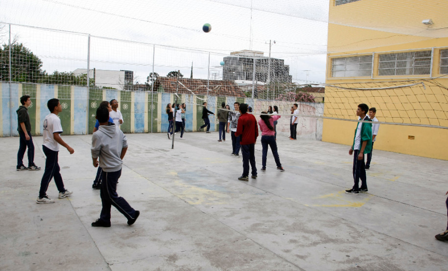Reforma no Colégio Estadual Professor Julio Szymasnky em Araucária. 24-10-13.
