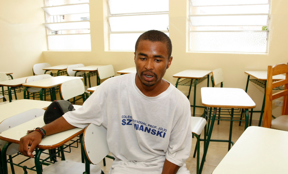 Reforma no Colégio Estadual Professor Julio Szymasnky em Araucária, na foto o aluno Robert Douglas Ferreira Soline. 24-10-13.
