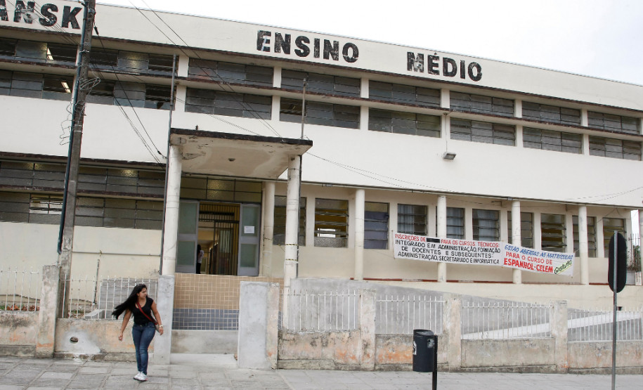 Reforma no Colégio Estadual Professor Julio Szymasnky em Araucária. 24-10-13. Foto: