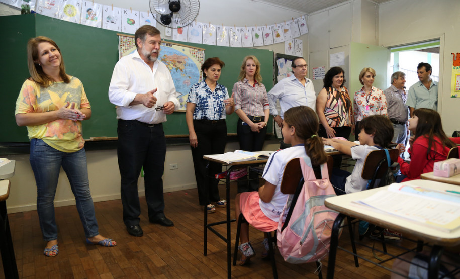 Richa adianta última parcela da equiparação salarial Colégio Estadual Princesa Izabel, em Cianorte.