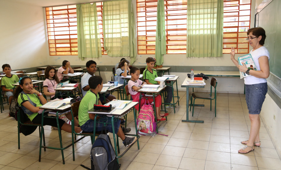 Richa adianta última parcela da equiparação salarial Colégio Estadual Professor Caio Mario Moreira, em Cianorte.