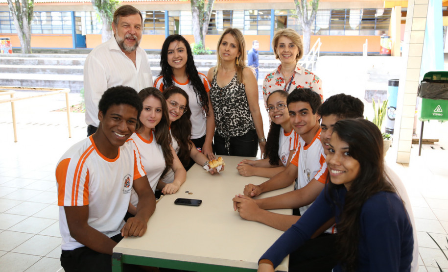 Richa adianta última parcela da equiparação salarial Colégio Estadual Igléa Grollman, em Cianorte.