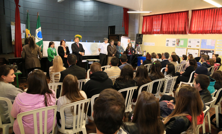 Flávio Arns assinou a ordem de serviço para melhorias no Colégio Estadual Professor Guido Straube, em Curitiba. Investimento é de R$ 279 mil. <br />
<br />
Veja mais fotos em: <a href=" http://www.flickr.com/photos/flavioarns/sets/72157637086104304/" target="_blank"> http://www.flickr.com/photos/flavioarns </a>