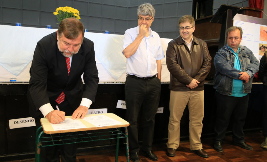 Flávio Arns assinou a ordem de serviço para melhorias no Colégio Estadual Professor Guido Straube, em Curitiba. Investimento é de R$ 279 mil. <br />
<br />
Veja mais fotos em: <a href=" http://www.flickr.com/photos/flavioarns/sets/72157637086104304/" target="_blank"> http://www.flickr.com/photos/flavioarns </a>