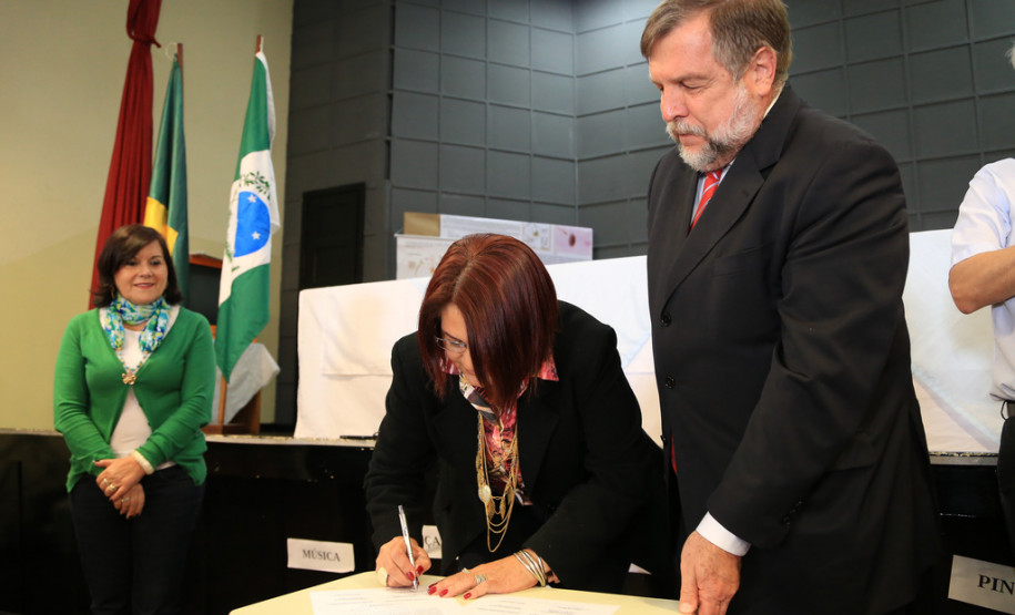 Flávio Arns assinou a ordem de serviço para melhorias no Colégio Estadual Professor Guido Straube, em Curitiba. Investimento é de R$ 279 mil. <br />
<br />
Veja mais fotos em: <a href=" http://www.flickr.com/photos/flavioarns/sets/72157637086104304/" target="_blank"> http://www.flickr.com/photos/flavioarns </a>