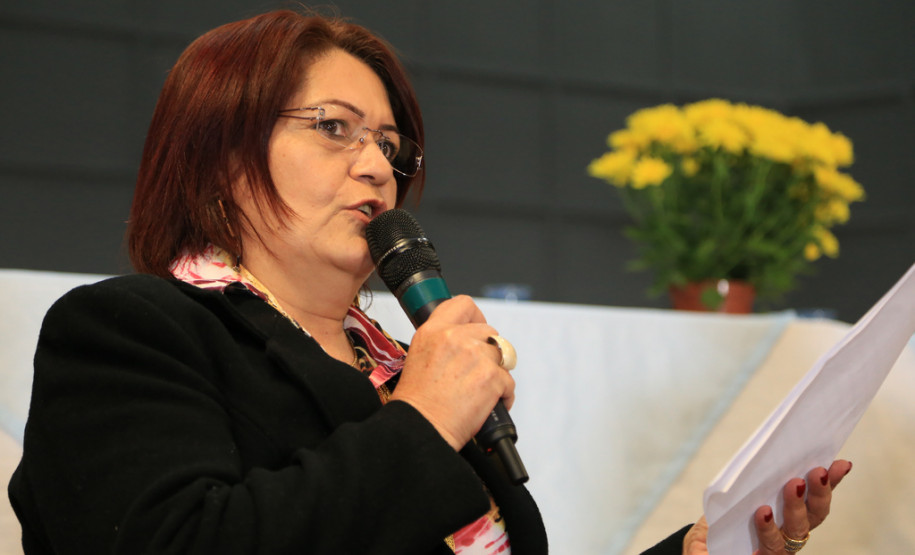 Flávio Arns assinou a ordem de serviço para melhorias no Colégio Estadual Professor Guido Straube, em Curitiba. Investimento é de R$ 279 mil. Na foto, a diretora Rosália de Mello.<br />
<br />
Veja mais fotos em: <a href=" http://www.flickr.com/photos/flavioarns/sets/72157637086104304/" target="_blank"> http://www.flickr.com/photos/flavioarns </a>