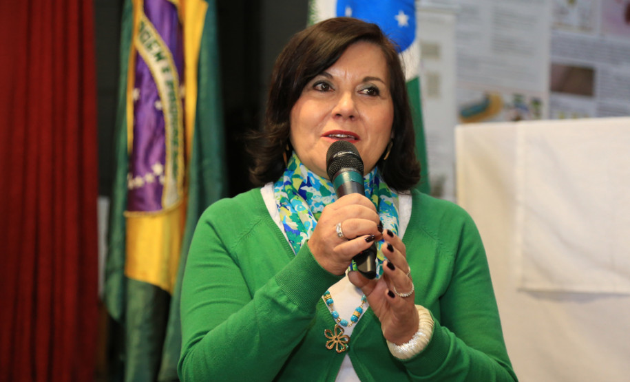 Flávio Arns assinou a ordem de serviço para melhorias no Colégio Estadual Professor Guido Straube, em Curitiba. Investimento é de R$ 279 mil. Na foto, a chefe do Núcleo Regional de Curitiba, Maria Verônica da Silva. <br />
<br />
Veja mais fotos em: <a href=" http://www.flickr.com/photos/flavioarns/sets/72157637086104304/" target="_blank"> http://www.flickr.com/photos/flavioarns </a>