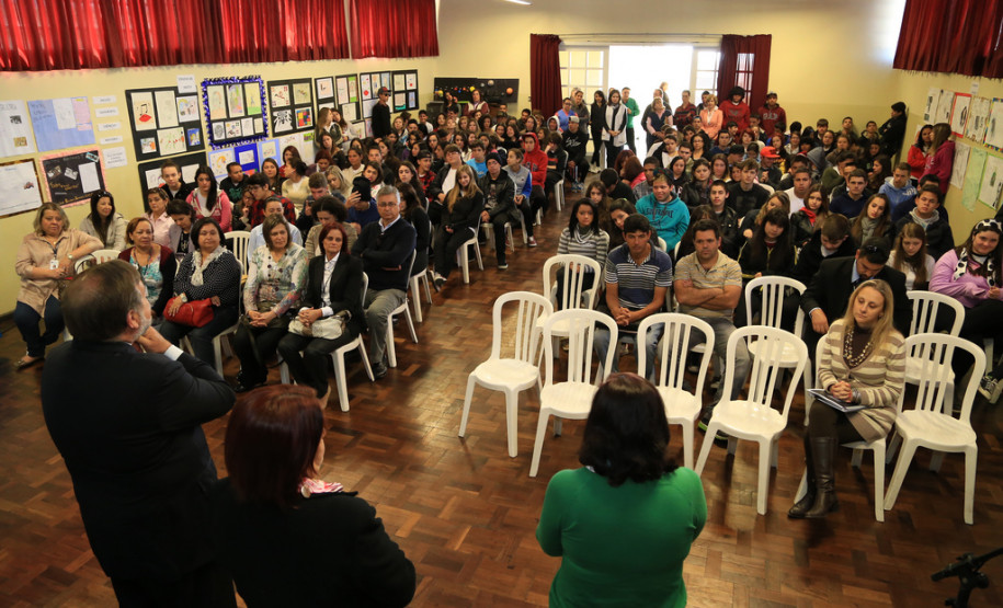 Flávio Arns assinou a ordem de serviço para melhorias no Colégio Estadual Professor Guido Straube, em Curitiba. Investimento é de R$ 279 mil. <br />
<br />
Veja mais fotos em: <a href=" http://www.flickr.com/photos/flavioarns/sets/72157637086104304/" target="_blank"> http://www.flickr.com/photos/flavioarns </a>