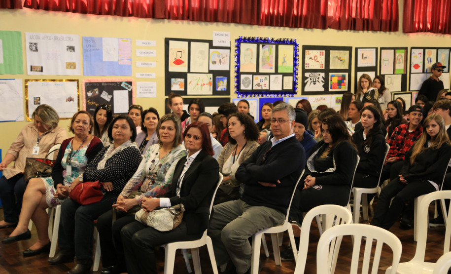 Flávio Arns assinou a ordem de serviço para melhorias no Colégio Estadual Professor Guido Straube, em Curitiba. Investimento é de R$ 279 mil. <br />
<br />
Veja mais fotos em: <a href=" http://www.flickr.com/photos/flavioarns/sets/72157637086104304/" target="_blank"> http://www.flickr.com/photos/flavioarns </a>