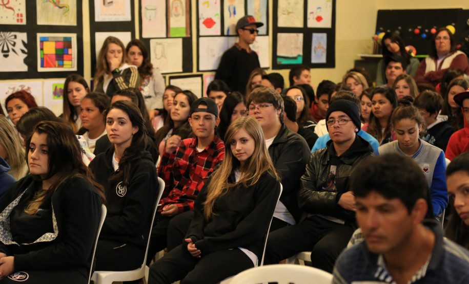 Flávio Arns assinou a ordem de serviço para melhorias no Colégio Estadual Professor Guido Straube, em Curitiba. Investimento é de R$ 279 mil. <br />
<br />
Veja mais fotos em: <a href=" http://www.flickr.com/photos/flavioarns/sets/72157637086104304/" target="_blank"> http://www.flickr.com/photos/flavioarns </a>