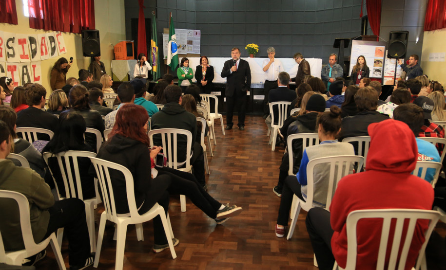 Flávio Arns assinou a ordem de serviço para melhorias no Colégio Estadual Professor Guido Straube, em Curitiba. Investimento é de R$ 279 mil. <br />
<br />
Veja mais fotos em: <a href=" http://www.flickr.com/photos/flavioarns/sets/72157637086104304/" target="_blank"> http://www.flickr.com/photos/flavioarns </a>