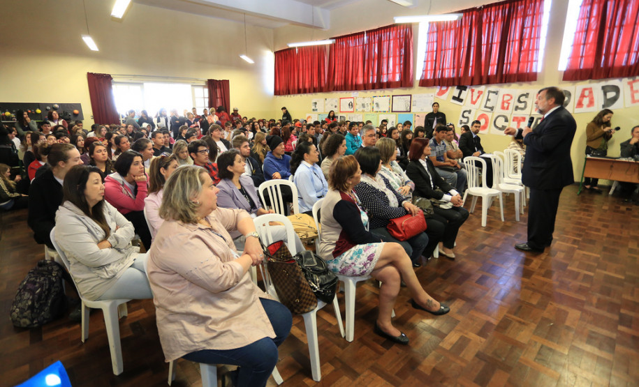 Flávio Arns assinou a ordem de serviço para melhorias no Colégio Estadual Professor Guido Straube, em Curitiba. Investimento é de R$ 279 mil. <br />
<br />
Veja mais fotos em: <a href=" http://www.flickr.com/photos/flavioarns/sets/72157637086104304/" target="_blank"> http://www.flickr.com/photos/flavioarns </a>