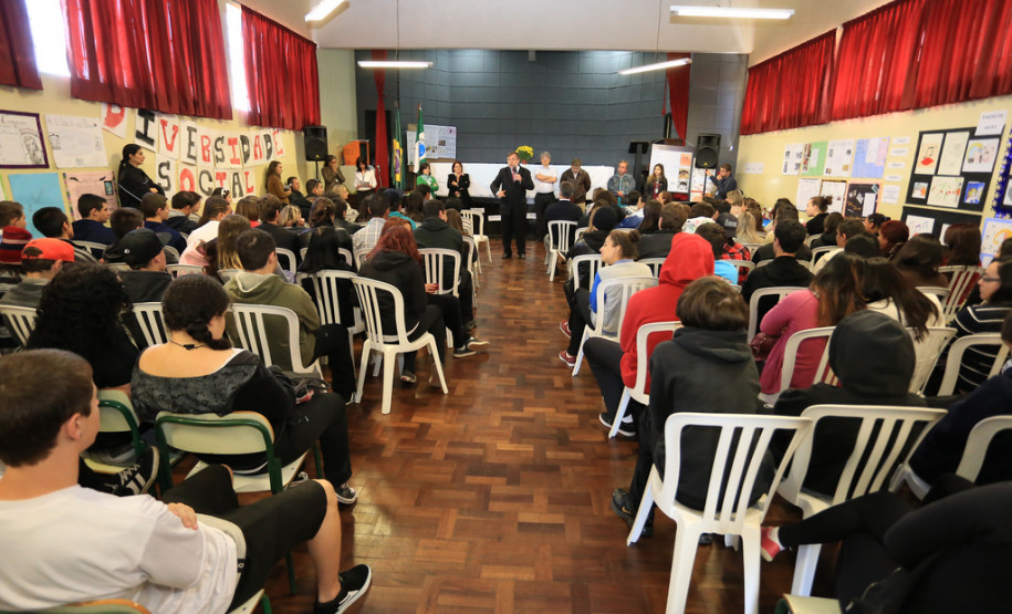 Flávio Arns assinou a ordem de serviço para melhorias no Colégio Estadual Professor Guido Straube, em Curitiba. Investimento é de R$ 279 mil. <br />
<br />
Veja mais fotos em: <a href=" http://www.flickr.com/photos/flavioarns/sets/72157637086104304/" target="_blank"> http://www.flickr.com/photos/flavioarns </a>
