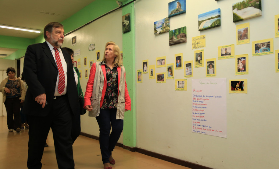 10 computadores foram doados pelo Departamento de Trânsito do Paraná (Detran) para serem utilizados no laboratório de informática do colégio. <br />
<br />
Veja mais fotos em: <a href="http://www.flickr.com/photos/flavioarns/sets/72157637085162604/" target="_blank"> http://www.flickr.com/photos/flavioarns </a>