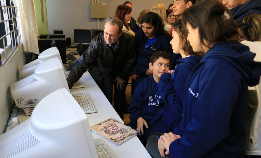 10 computadores foram doados pelo Departamento de Trânsito do Paraná (Detran) para serem utilizados no laboratório de informática do colégio. <br />
<br />
Veja mais fotos em: <a href="http://www.flickr.com/photos/flavioarns/sets/72157637085162604/" target="_blank"> http://www.flickr.com/photos/flavioarns </a>