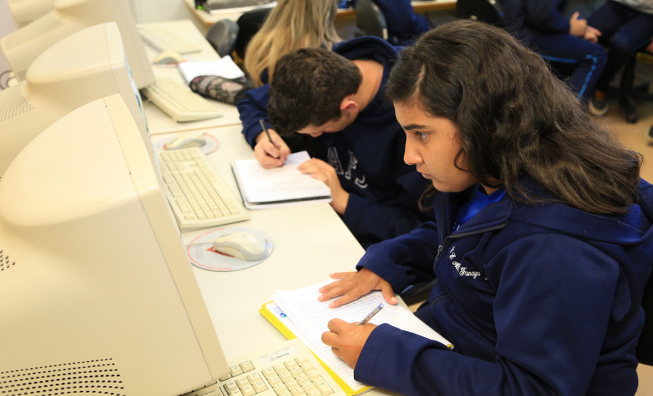 10 computadores foram doados pelo Departamento de Trânsito do Paraná (Detran) para serem utilizados no laboratório de informática do colégio. <br />
<br />
Veja mais fotos em: <a href="http://www.flickr.com/photos/flavioarns/sets/72157637085162604/" target="_blank"> http://www.flickr.com/photos/flavioarns </a>