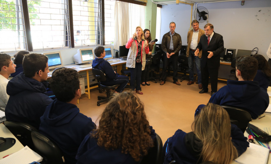 10 computadores foram doados pelo Departamento de Trânsito do Paraná (Detran) para serem utilizados no laboratório de informática do colégio. <br />
<br />
Veja mais fotos em: <a href="http://www.flickr.com/photos/flavioarns/sets/72157637085162604/" target="_blank"> http://www.flickr.com/photos/flavioarns </a>