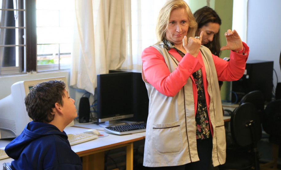 10 computadores foram doados pelo Departamento de Trânsito do Paraná (Detran) para serem utilizados no laboratório de informática do colégio. <br />
<br />
Veja mais fotos em: <a href="http://www.flickr.com/photos/flavioarns/sets/72157637085162604/" target="_blank"> http://www.flickr.com/photos/flavioarns </a>