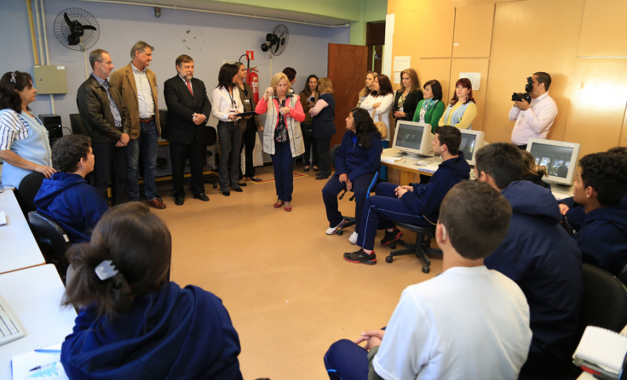 10 computadores foram doados pelo Departamento de Trânsito do Paraná (Detran) para serem utilizados no laboratório de informática do colégio. <br />
<br />
Veja mais fotos em: <a href="http://www.flickr.com/photos/flavioarns/sets/72157637085162604/" target="_blank"> http://www.flickr.com/photos/flavioarns </a>