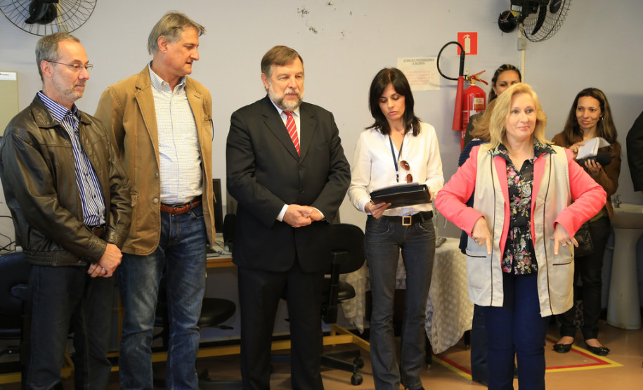 10 computadores foram doados pelo Departamento de Trânsito do Paraná (Detran) para serem utilizados no laboratório de informática do colégio. <br />
<br />
Veja mais fotos em: <a href="http://www.flickr.com/photos/flavioarns/sets/72157637085162604/" target="_blank"> http://www.flickr.com/photos/flavioarns </a>