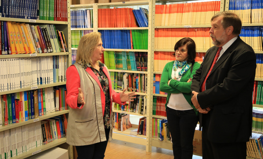10 computadores foram doados pelo Departamento de Trânsito do Paraná (Detran) para serem utilizados no laboratório de informática do colégio. <br />
<br />
Veja mais fotos em: <a href="http://www.flickr.com/photos/flavioarns/sets/72157637085162604/" target="_blank"> http://www.flickr.com/photos/flavioarns </a>