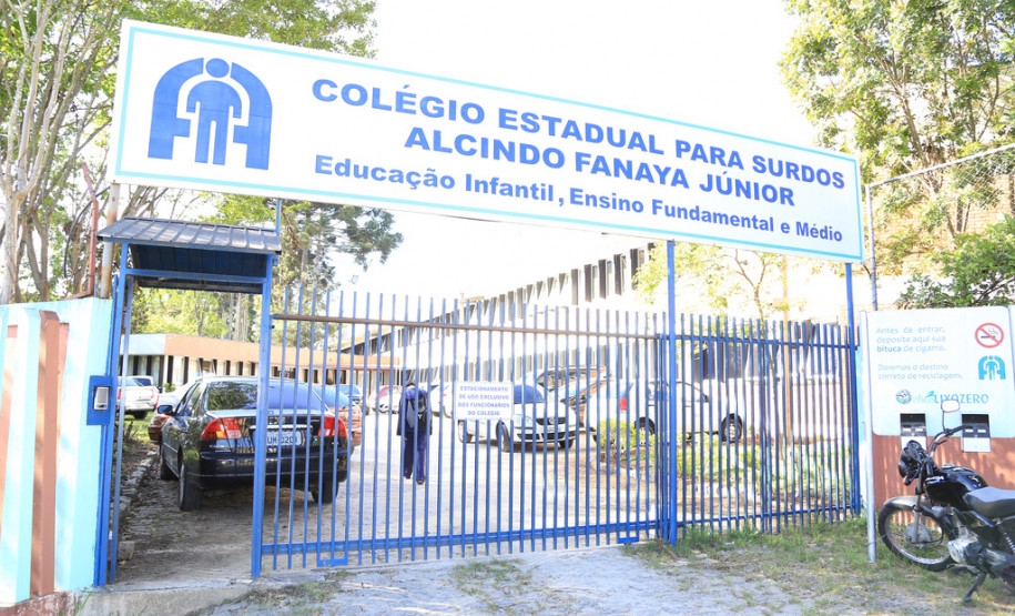 10 computadores foram doados pelo Departamento de Trânsito do Paraná (Detran) para serem utilizados no laboratório de informática do colégio. <br />
<br />
Veja mais fotos em: <a href="http://www.flickr.com/photos/flavioarns/sets/72157637085162604/" target="_blank"> http://www.flickr.com/photos/flavioarns </a>