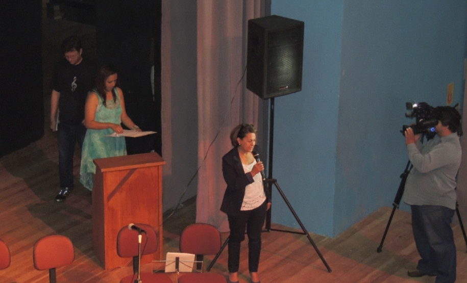 O Núcleo Regional de Educação de Paranaguá promoveu na segunda-feira (28) a primeira etapa do 1º LitoArte Música, com apresentações de 90 alunos. Na foto, a chefe do NRE de Paranaguá, Selma Camargo Meira.