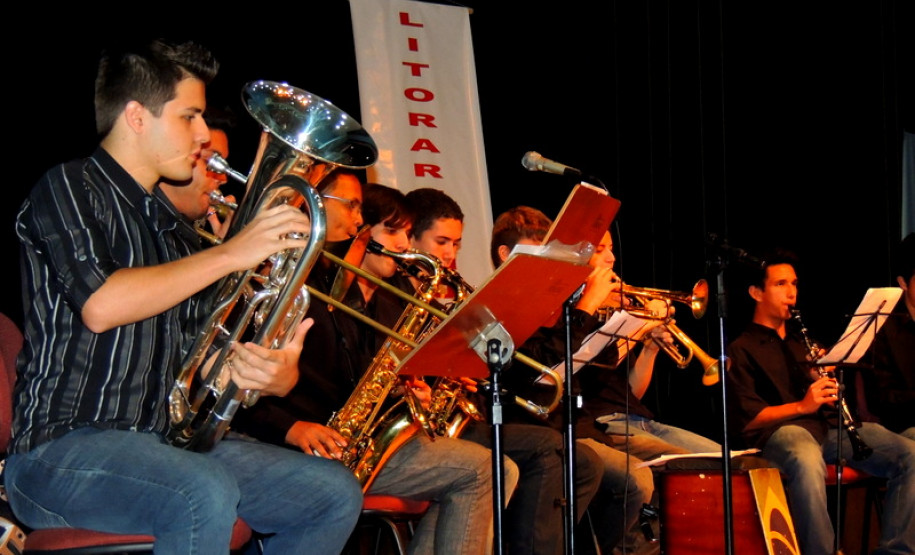 O Núcleo Regional de Educação de Paranaguá promoveu na segunda-feira (28) a primeira etapa do 1º LitoArte Música, com apresentações de 90 alunos.