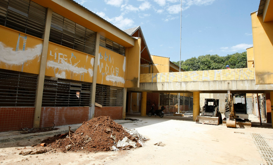 Colégio Estadual Ambrósio Bini, em Almirante Tamandaré, que recebe reformas. 23-10-13.