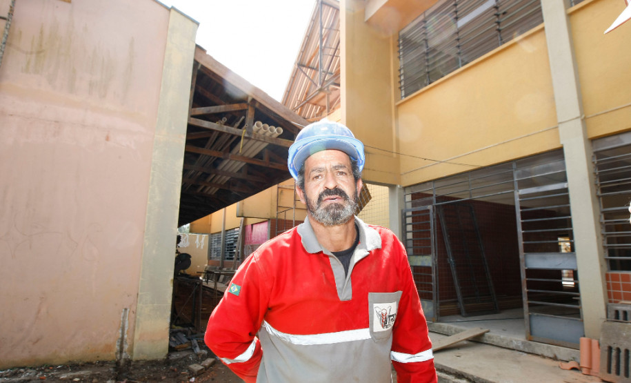 Colégio Estadual Ambrósio Bini, em Almirante Tamandaré, que recebe reformas, José Dimas de Almeida, morador do bairro São Domingos, a quatro quadras do colégio. “Além de poder trabalhar perto de casa estou ajudando a construir a escola em que minha neta vai estudar no futuro. É muito gratificante”, conta Dimas. 23-10-13.