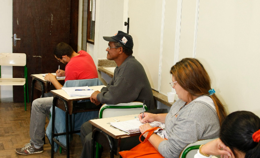 CEEBJA Umuarama, alunos em sala de aula do CEEBJA. 18-09-13.