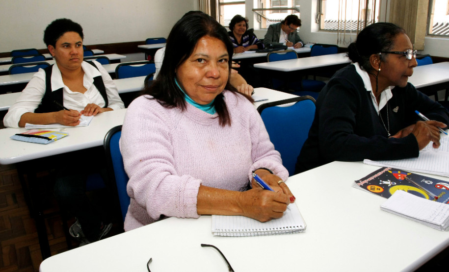 Paraná Alfabetizado, alunos em sala de aula no SESC da rua José Loureiro, na foto Maria Paula Cordeiro dos Santos de 55 anos. 31-07-13.